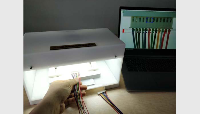 線束生產(chǎn)中需按指定顏色來(lái)排列線序。人工判別常因眼睛疲勞而產(chǎn)生錯(cuò)檢或漏檢。線序自動(dòng)檢測(cè)儀利用機(jī)器視覺技術(shù)，通過(guò)萬(wàn)深智能算法來(lái)對(duì)比預(yù)設(shè)參數(shù)，判定是否符合預(yù)設(shè)標(biāo)準(zhǔn)，自動(dòng)識(shí)別線束顏色順序并標(biāo)記輸出，100%保證無(wú)錯(cuò)位產(chǎn)品流出。